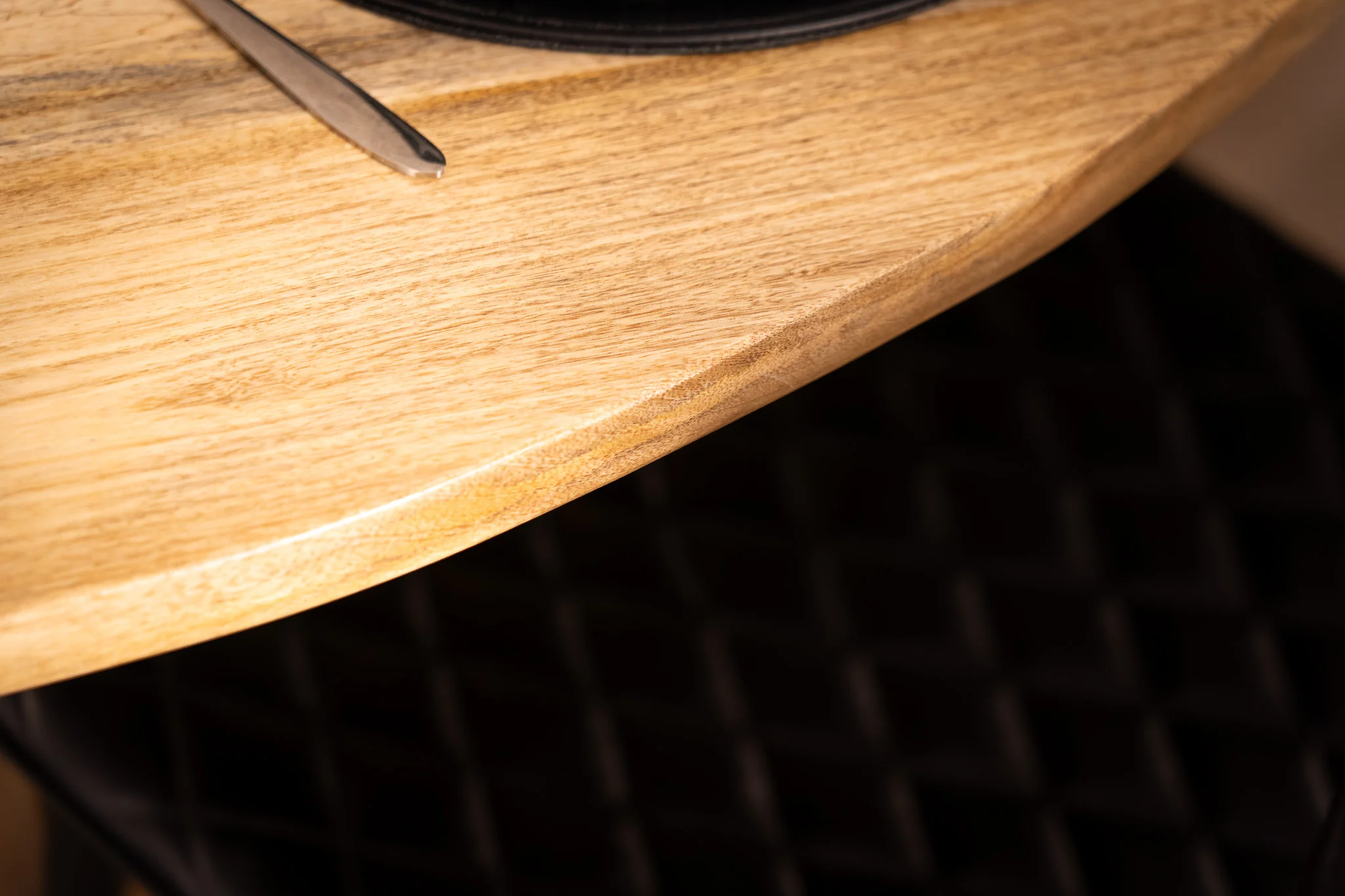 Solid Mango Wood Round Dining Table 140cm – Reno Fluted Base - Image 7